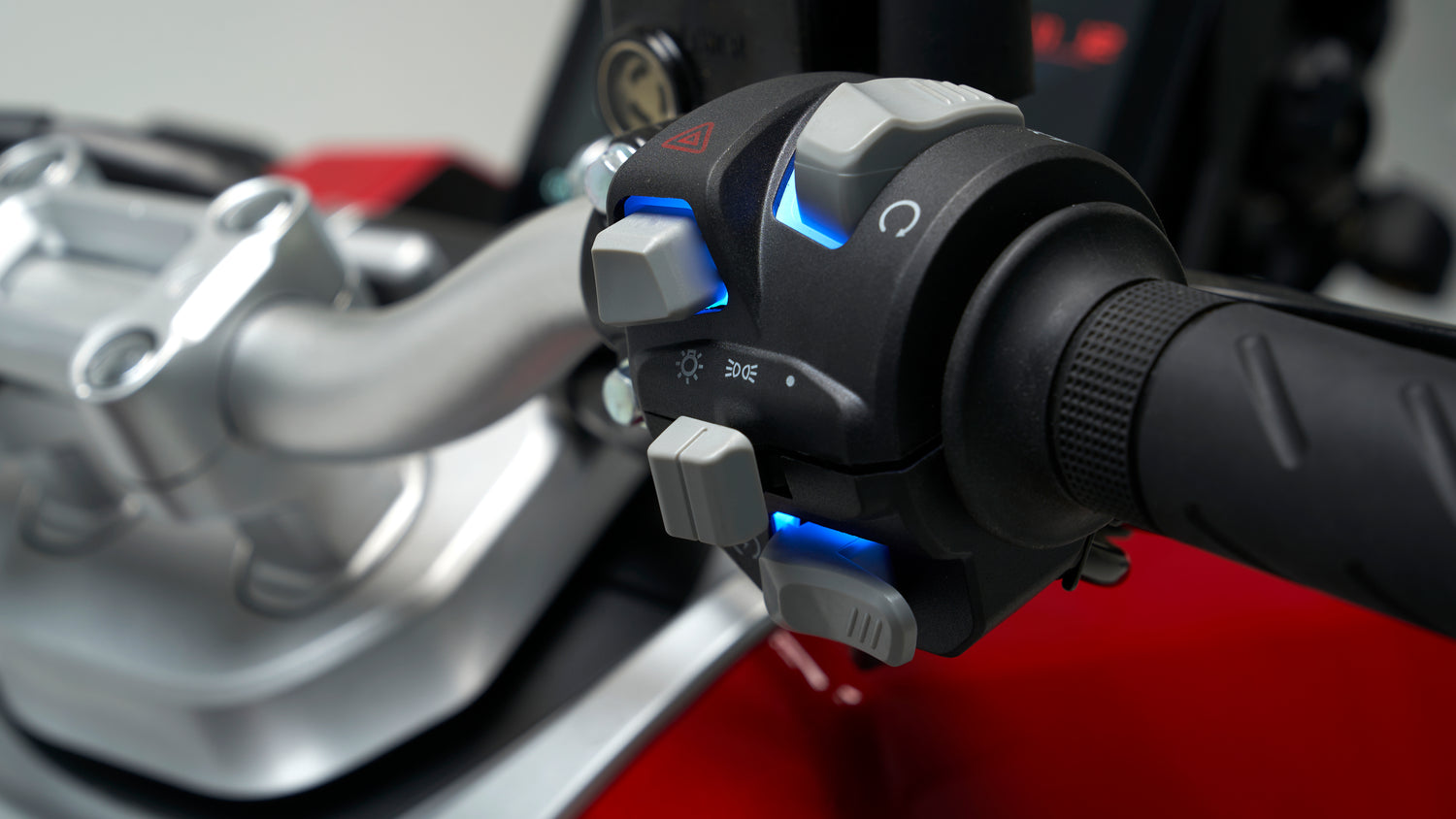 Close-up of the Calypso Xplorer motorcycle handlebar and throttle.